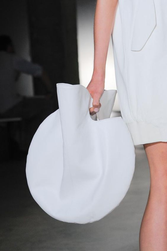 QIO Luna Tote – Sculptural Round Leather Bag